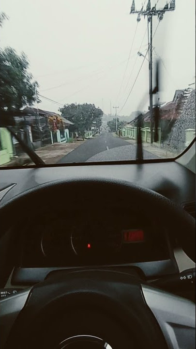 nyetir mobil sambil dengerin lagu 🎶