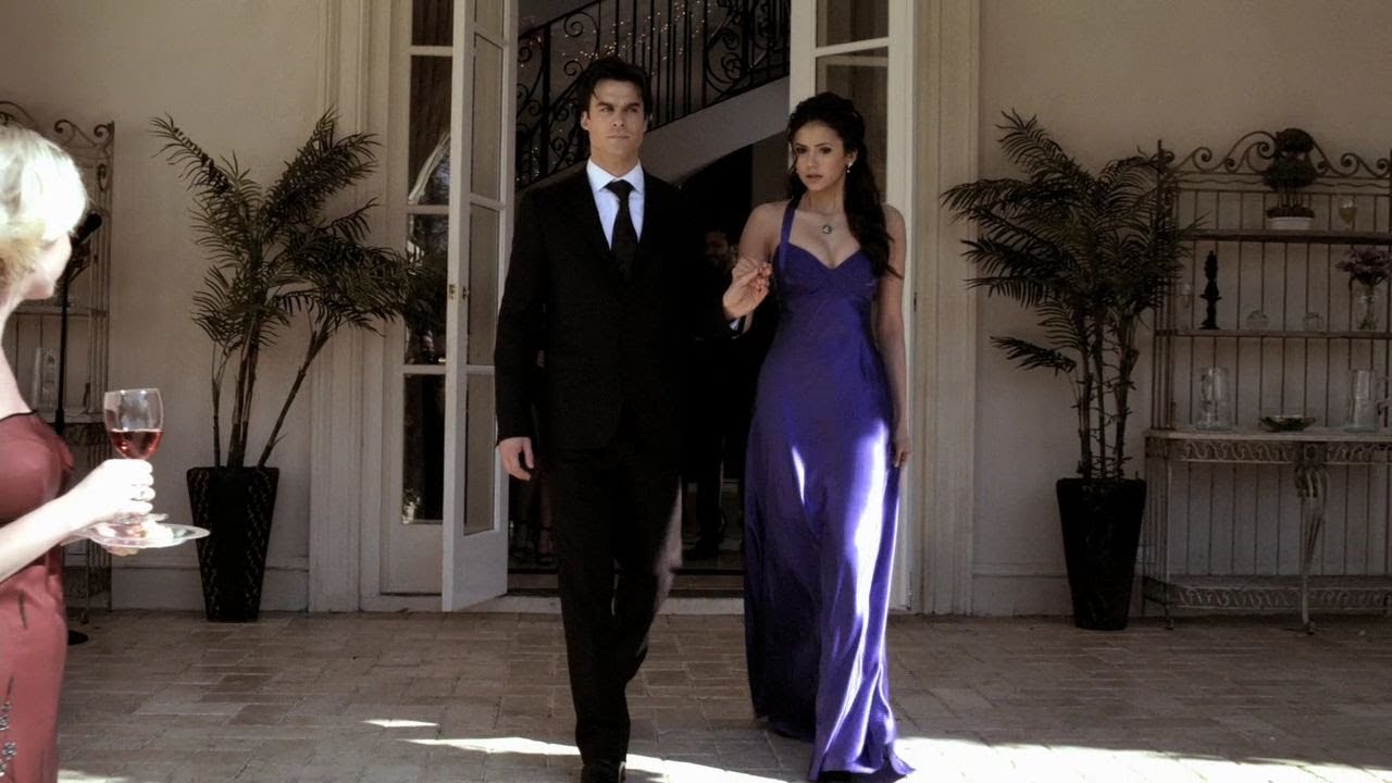 Первий танец Деймона и Елены на день основателя. YouTube