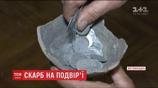 Подружжя пенсіонерів на Житомирщині знайшли скарб на власному городі