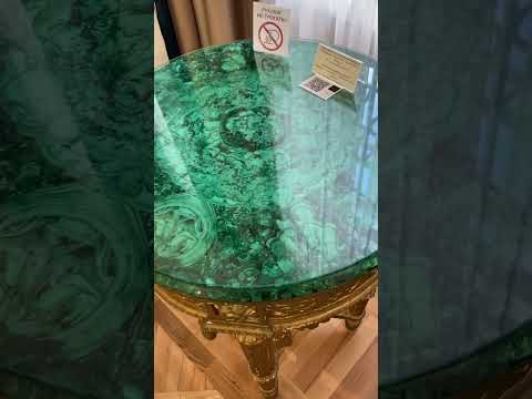 КРАСИВЫЙ СТОЛИК МАЛАХИТ МУЗЕЙ КАМНЕРЕЗНОГО ИСКУССТВА ЕКАТЕРИНБУРГ