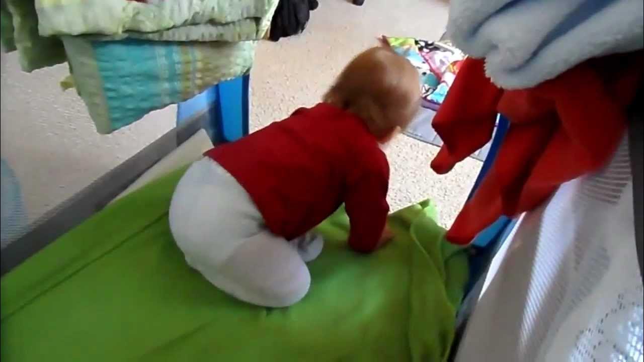 Baby falls off bed. Jak snadno opustit postel. YouTube