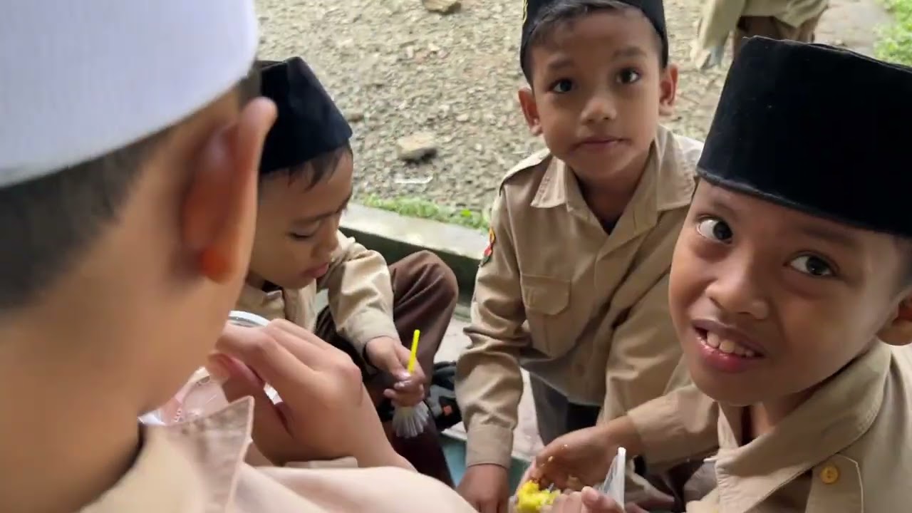 Aktifitas Waktu istirahat Anak2 santri MI NIHAYATUL AMAL PONTREN TARWIL NA rawamerta pusat KARAWANG