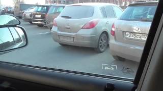 Съезд автомобиля с препятствия и заезд. Съезд автомобиля с препятствия и заезд.