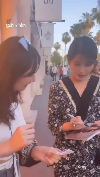 IU shocked when fan who spotted her in Streets in france has her pic as phonecase 😳   IU vs english