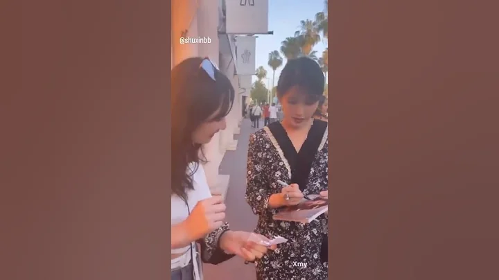 IU shocked when fan who spotted her in Streets in france has her pic as phonecase 😳 + IU vs english - DayDayNews