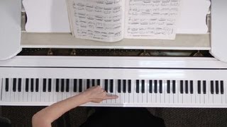 How to Not Hit Wrong Notes on a Piano : Piano Lessons & Basics