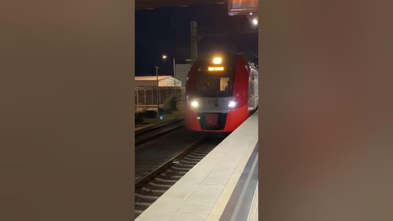 Поезд ласточка москва санкт-петербург. Поезд 87 нижний новгород. Прибытие ласточки в санкт. Псков вокзал ласточка. Эс2гп электропоезд.