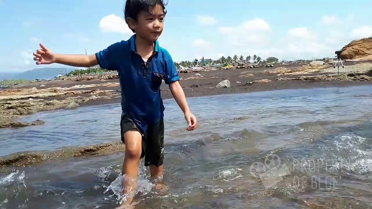 Bermain di pantai lampon bersama dafa - YouTube