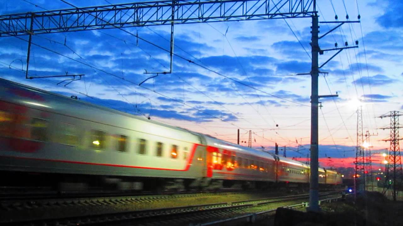 Электровоз ЭП10-010 с поездом№105М Москва-Брянск станция Нара 7.04.2015 ...