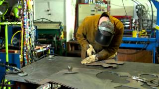Sculptor Bruce Gray builds a sculpture in 15 minutes for a GEICO TV commercial