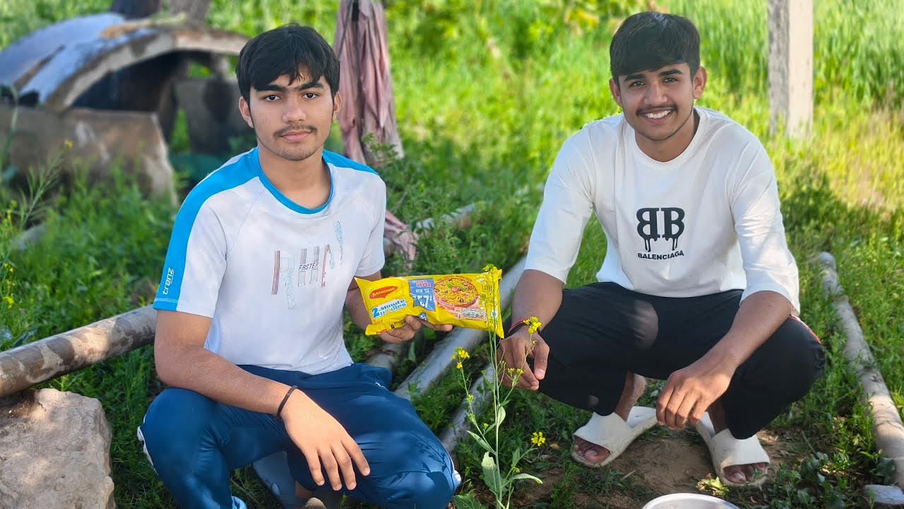 Maggi Gaon ke kheton mein  🍜🔥 | Neem ki chhaya, pani ke beech, doston ki full masti 😂🏍️
