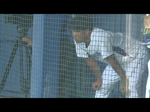 『第1回外角低め選手権大会』決勝戦をキャッチャーの後ろから真剣な表情で見つめる柳 (2022/11/18)