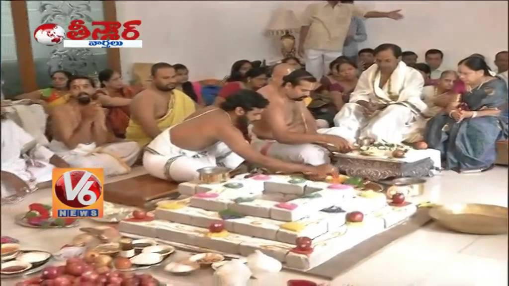 CM KCR house warming ceremony - Teenmaar News