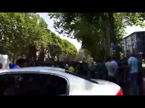 გმირთა მოედანზე შეკრებილ მოხალისეებს არ უშვებენ დასახმარებლად