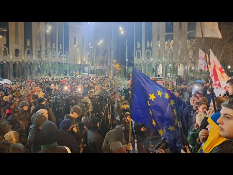 არა რუსულ კანონს! | პარლამენტთან აქცია საპოლიციო ძალების მობილიზების ფონზე გრძელდება
