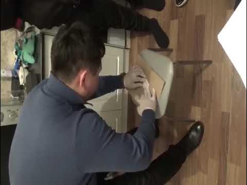 Түнгі клубта дәретханада сиқырлық Түнгі клубта дәретханада сиқырлық