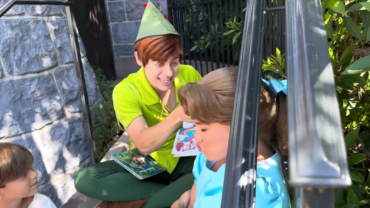 Peter Pan, Wendy Darling and Captain Hook tell the story of Snow White! // Disneyland