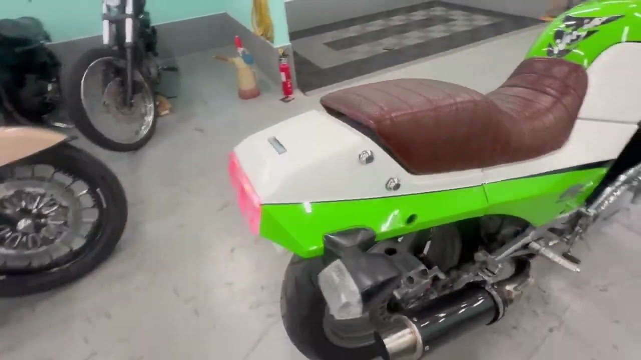 KAWASAKIカワサキ GPZ900R - YouTube