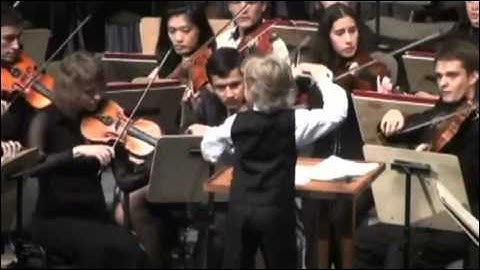 Cậu bé 7 tuổi làm nhạc trưởng thật tuyệt vời