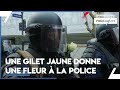 Une gilet jaune offre une fleur  la police