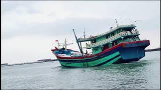 KAPAL CANTRANG KELUAR DARI PELABUHAN TEGAL