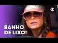 Chayene cumpre trabalho voluntário e acaba levando banho de lixo! 😱  | Cheias de Charme | TV Globo