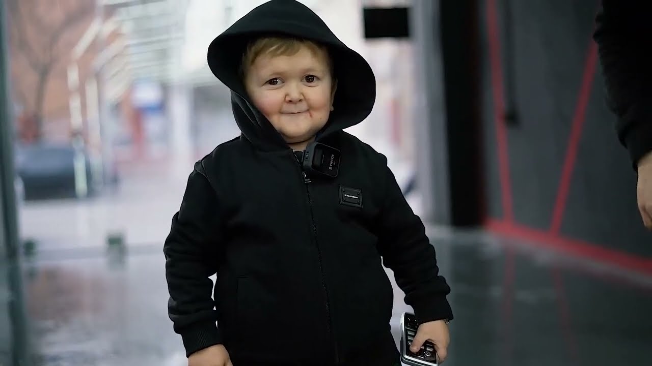 Хасбик едет в машине Хасбик едет в машине