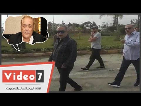 بالفيديو الفنانون والإعلاميون يصلون مسجد الشرطة لحضور جنازة الراحل محمود عبد العزيز 