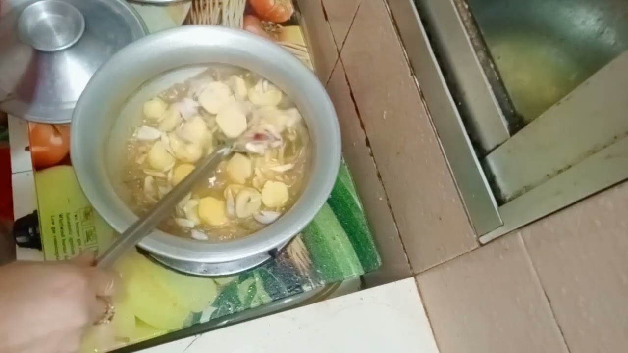 রুই মাছ দিয়ে আলু পিয়াজ এবং টমেটো দিয়ে ঝোল। 