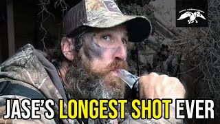 Jase Robertson's LONGEST SHOT EVER! Plus, Phil Robertson Shoots at a Buck from the Blind