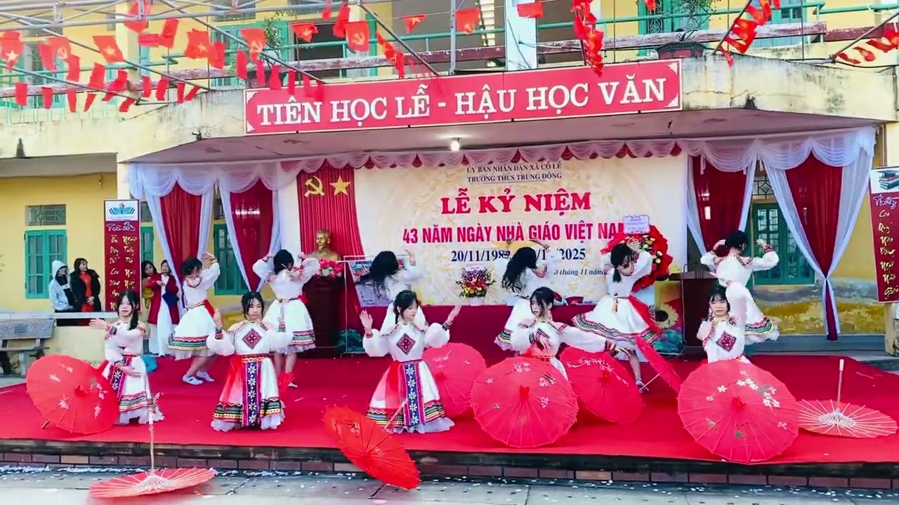 Bài múa Hoa giữa đại ngàn của lớp 9A1 trường THCS Trung Đông