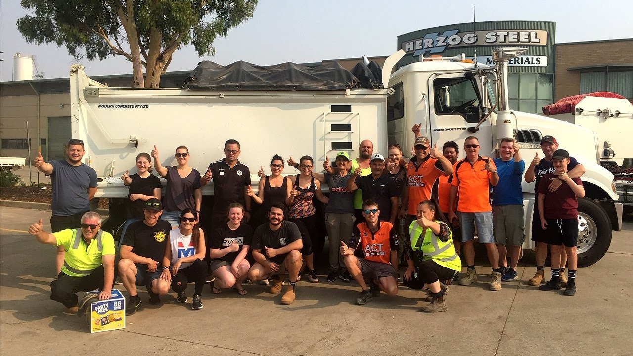 Bushfire volunteers load up trucks with supplies - YouTube