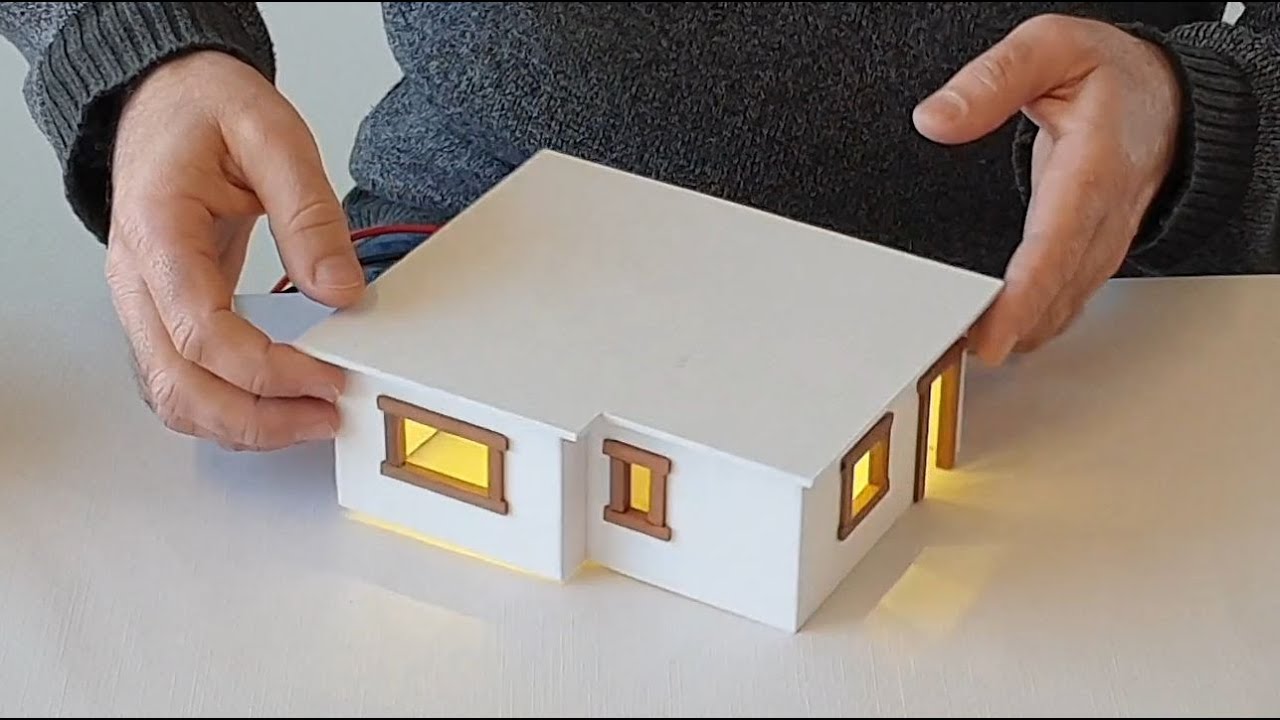 Maqueta de caja de luz en blanco iluminada altamente suspendida con  pantalla blanca