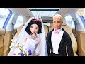 Barbie wedding toys snow white and the groom take the wedding car to the auditorium