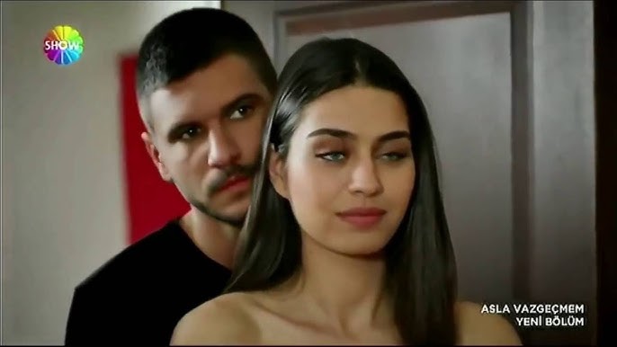 Jinsiy massajchi uning mushukini jinsiy olatni bilan ishqaladi. Qalin oq ayol sperma bilan tukli mushuk cums