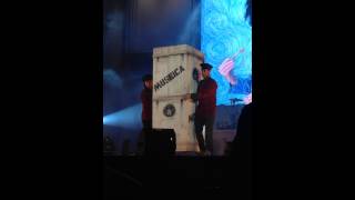 Video thumbnail of "Caparezza - Mica Van Gogh apertura concerto Assago Forum"