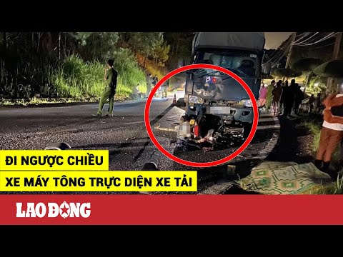 Video Xe máy đi ngược chiều tông trực diện xe tải, 2 người... - youtube