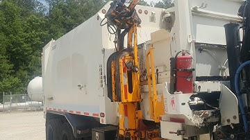 GovDeals: 2009 Crane Carrier Labrie 31 yard Automated Side L