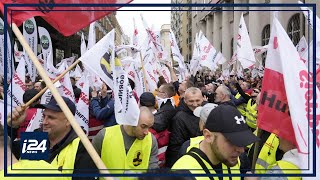 Hundreds of thousands rally against the government in Poland