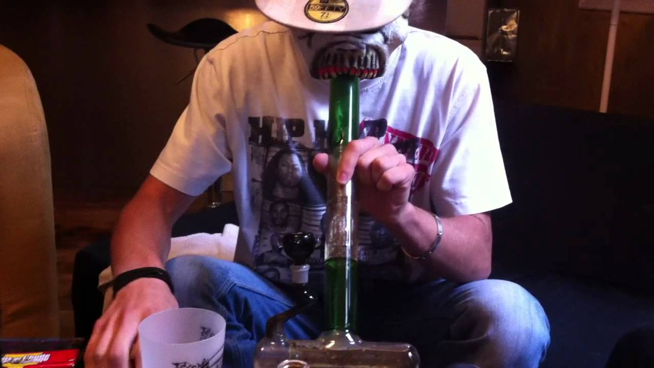 Two bowls one breath in Chmine' s bong for 4: 20