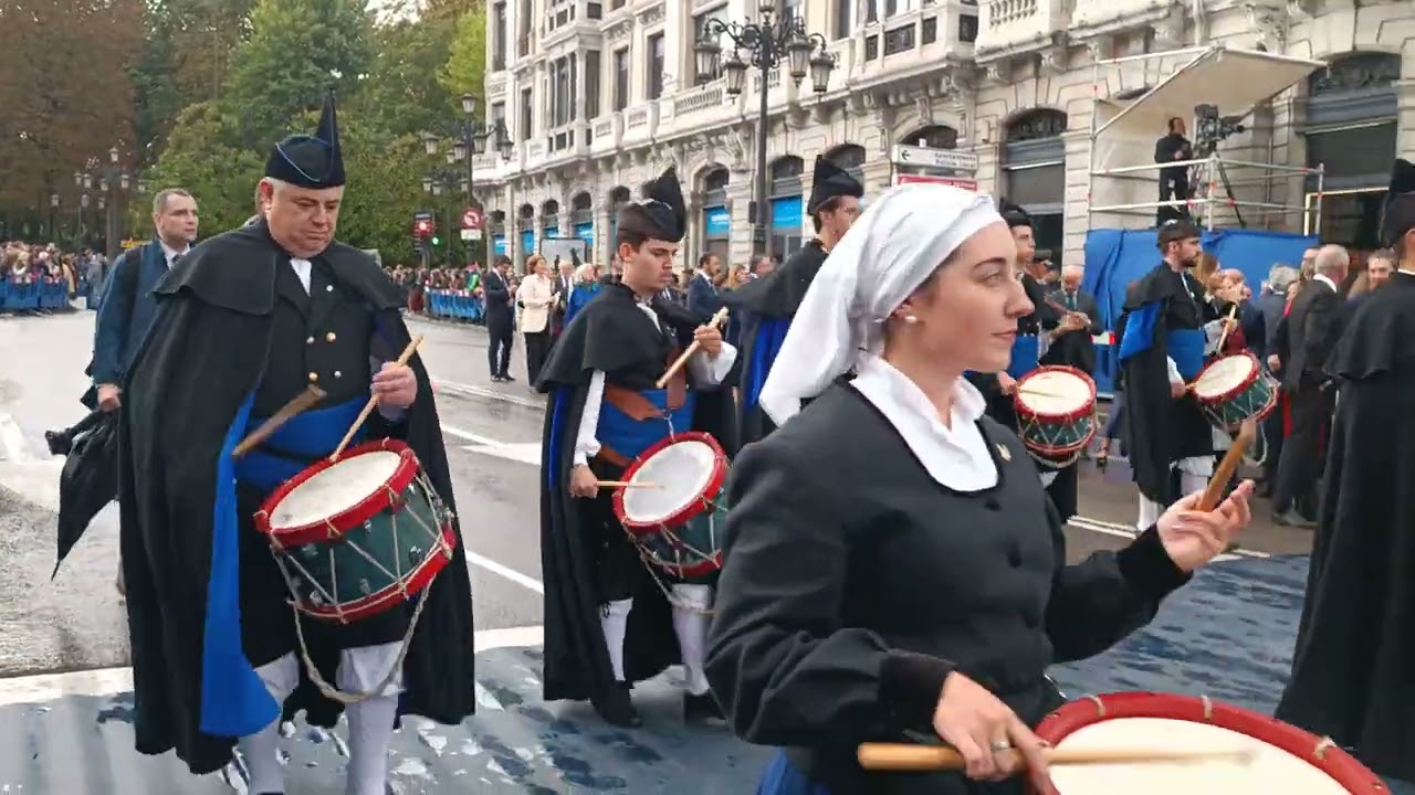 Llegada de la Banda de Gaitas Ciudad de Oviedo a los Premios Princesa de Asturias 2023