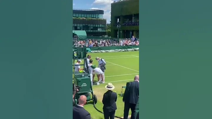 Rafael Nadal ties his doctor’s shoe | Wimbledon 2022 - DayDayNews