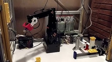 een industriële IGUS-robot op de Provinciale School Diepenbeek