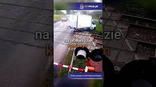 Kierowca zignorował czerwone światło. Pociąg uderzył w dostawczaka