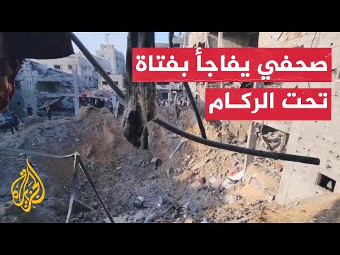 فلسطينية تستغيث لإخراجها من تحت الركام إثر غارة إسرائيلية على غزة