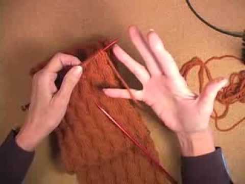 Como Hold Your Knitting Yarn