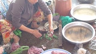 How to kill a Frog in Can Thao Mekong Delta Market Vietnam HD