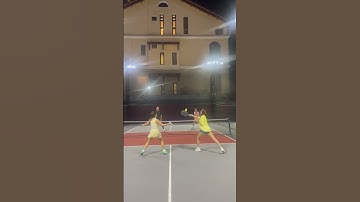 Làm trận Pickleball với người đẹp.