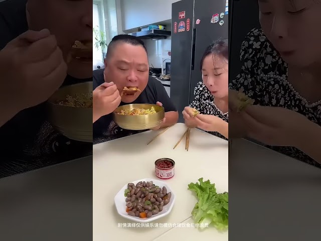 ¡Esta vez mi tonto marido se pasó! Se llenó y aún me robó la carne. ¡Qué satisfacción patearlo!