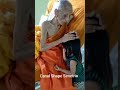 Monge com 193 anos Abençoando a criança Recorde absurdo de idade o mais velho do mundo
